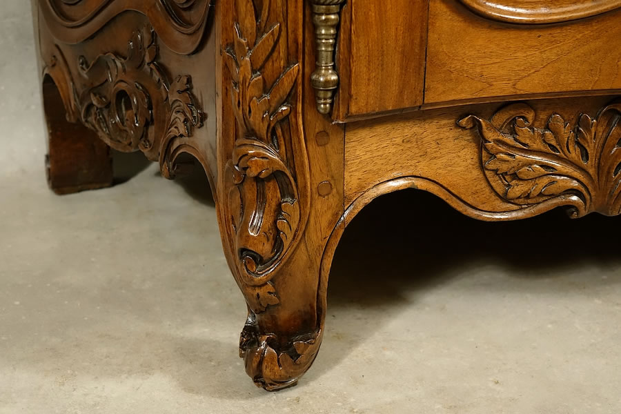 Exceptionnel buffet gardois en noyer sculpté, vue du pied et d'une traverse de côté à cartouches de rocailles